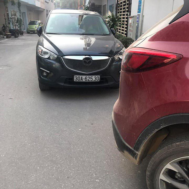 Chưa kịp đón Tết, bộ đôi Mazda CX-5 đã bị vặt trụi logo tại Hà Nội Chưa kịp đón Tết, bộ đôi Mazda CX-5 đã bị vặt trụi logo tại Hà Nội